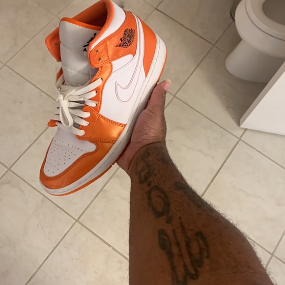 Jordan 1 mid Nice condition next to new size 9 - Picture 4 of 4